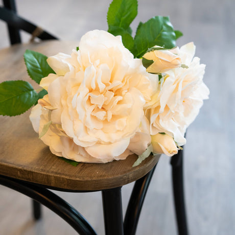 peachy cream short stem rose bouquet